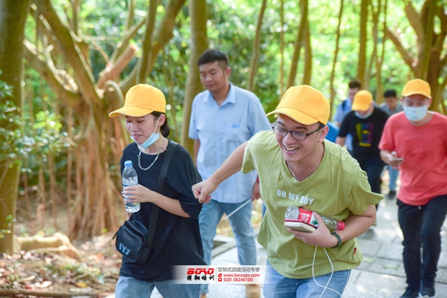 追夢佛開，用汗水澆灌收獲，以實干篤定前行